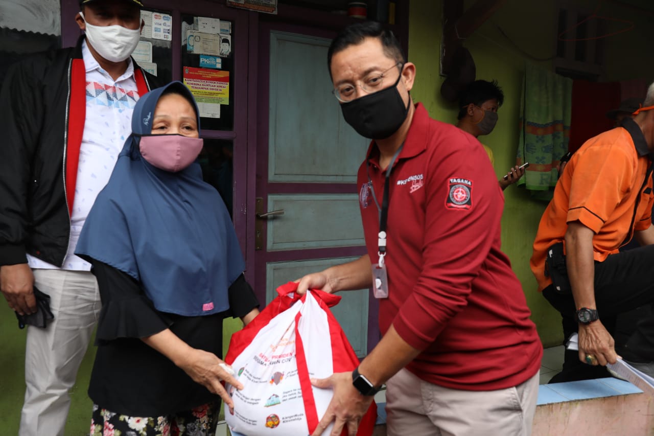 Mensos Tinjau Langsung Penyaluran Bansos di Bekasi dan Serang