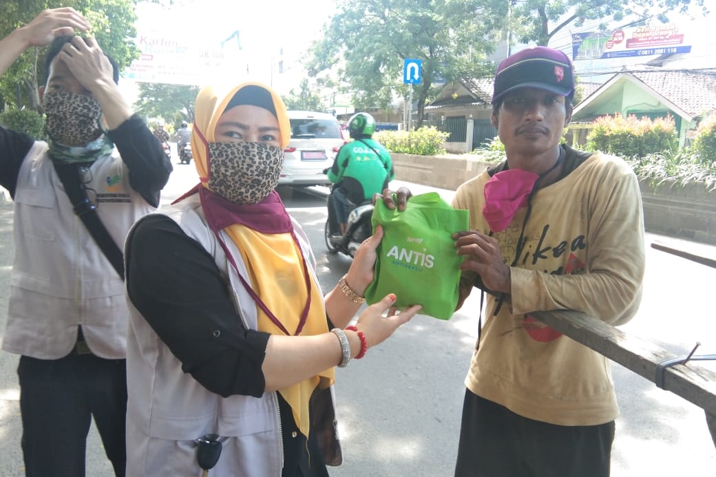 Penyuluh Sosial Masyarakat Banten Turun ke Jalan Bagikan Bingkisan