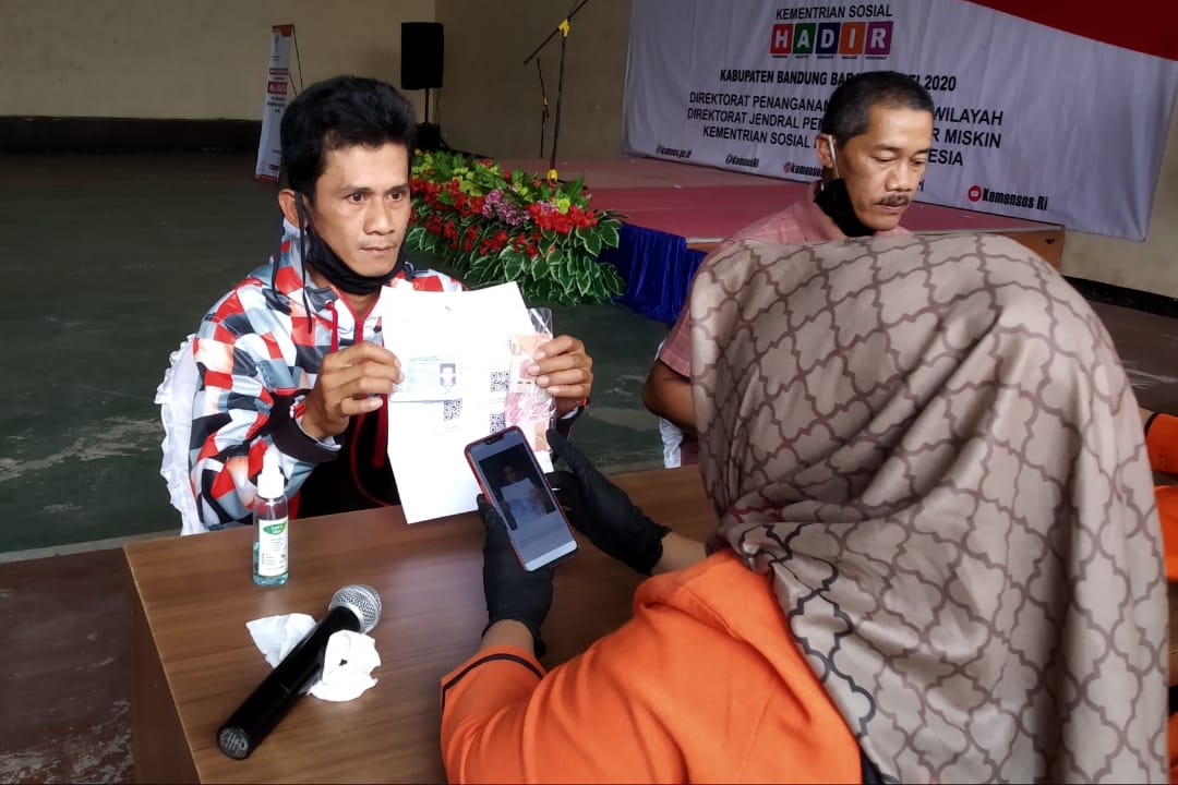 Terima Bantuan Rp600 Ribu, Buruh Bangunan Tersenyum Bahagia