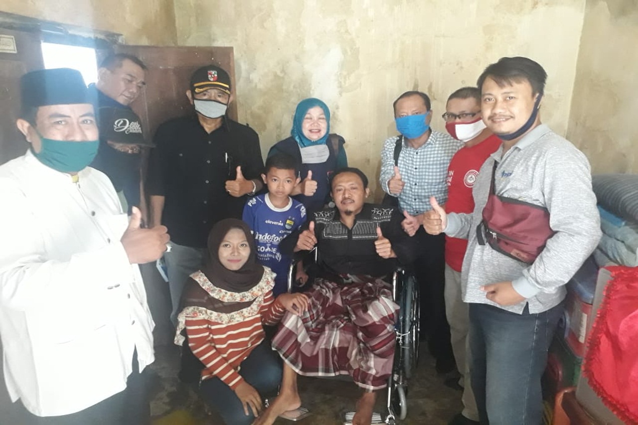 Peduli Warga Lumpuh, TKSK Salurkan Bantuan Kursi Roda