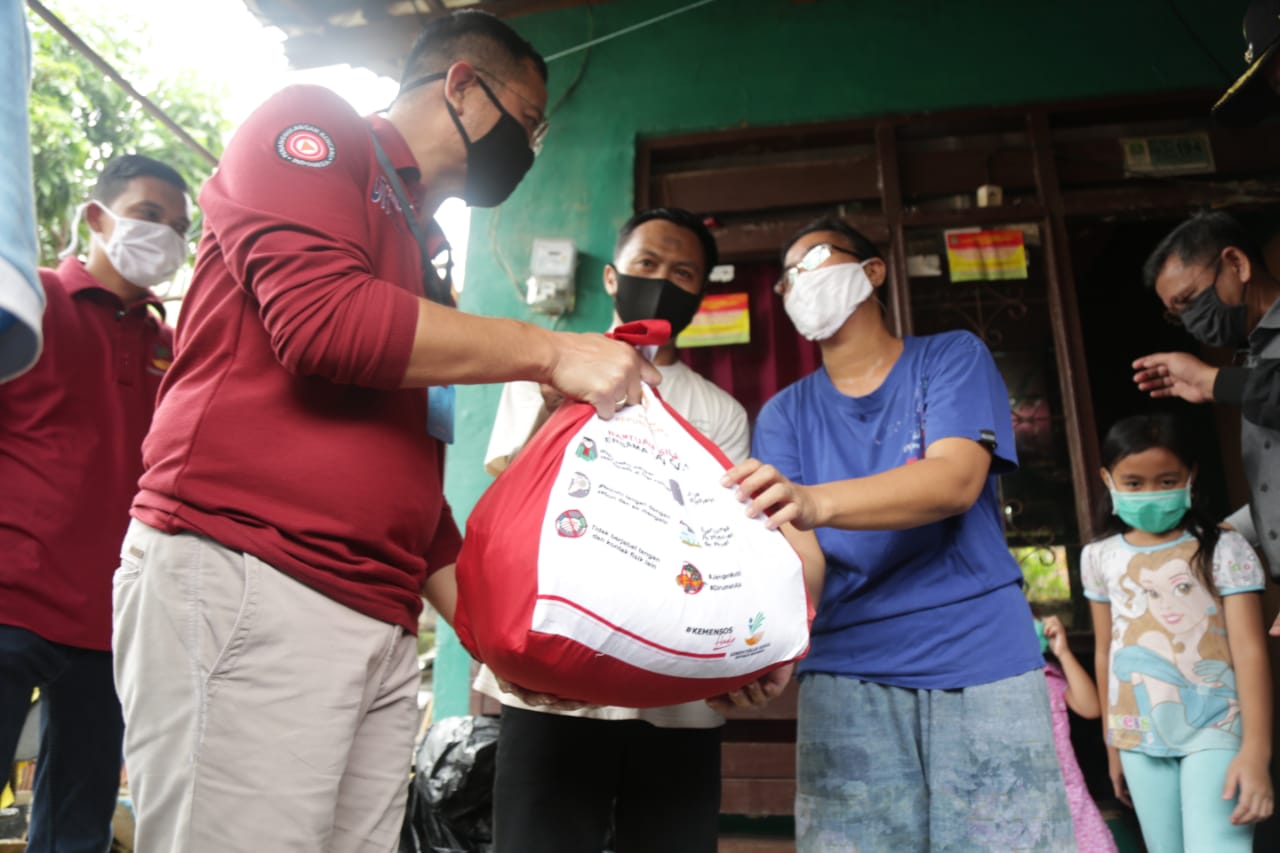 Minister of Social Affairs Distributes 190 Thousand Basic Food in Bekasi