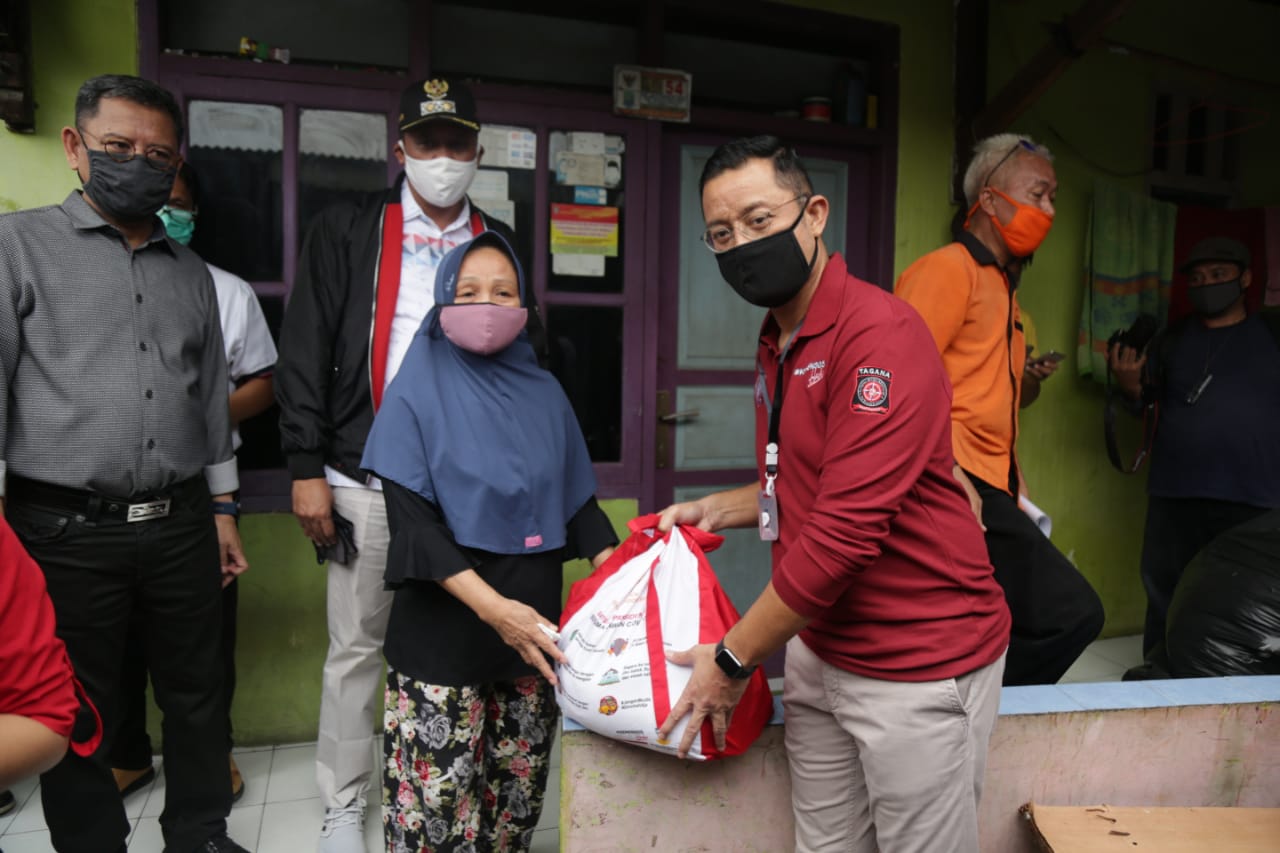 Wajah-Wajah Penerima Sembako di Kota Bekasi