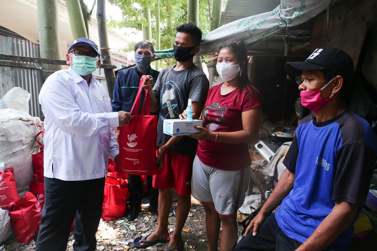 Tangis Bahagia Pemulung dan Buruh Bangunan Saat Terima Bantuan Sosial