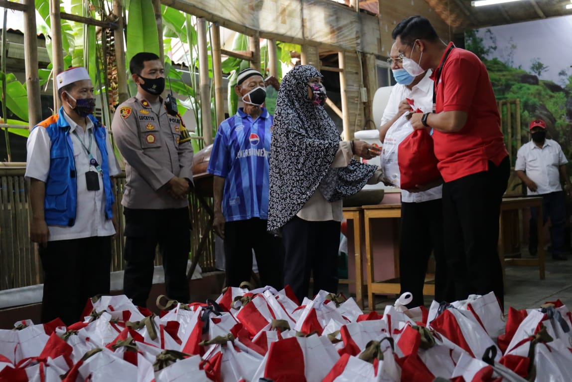 Social Minister Distribute Social Assistance in 2 South Tangerang Regions