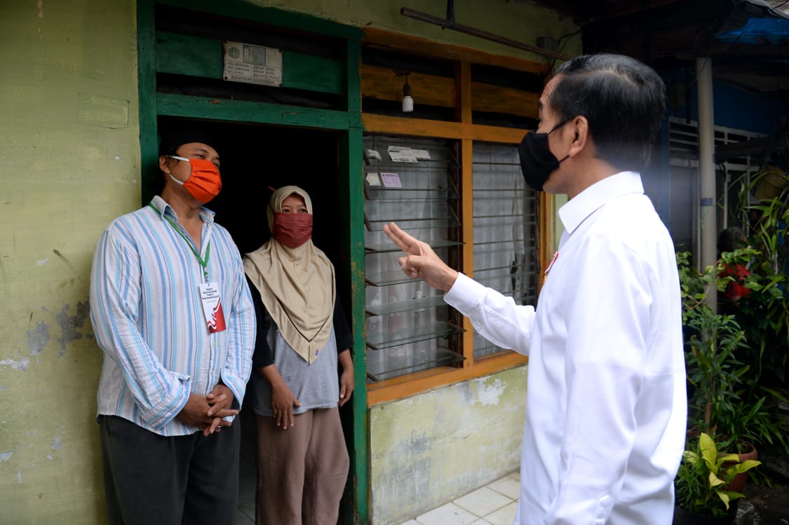 Korban PHK dan Pensiunan Terima Sembako: Terimakasih Pak Presiden