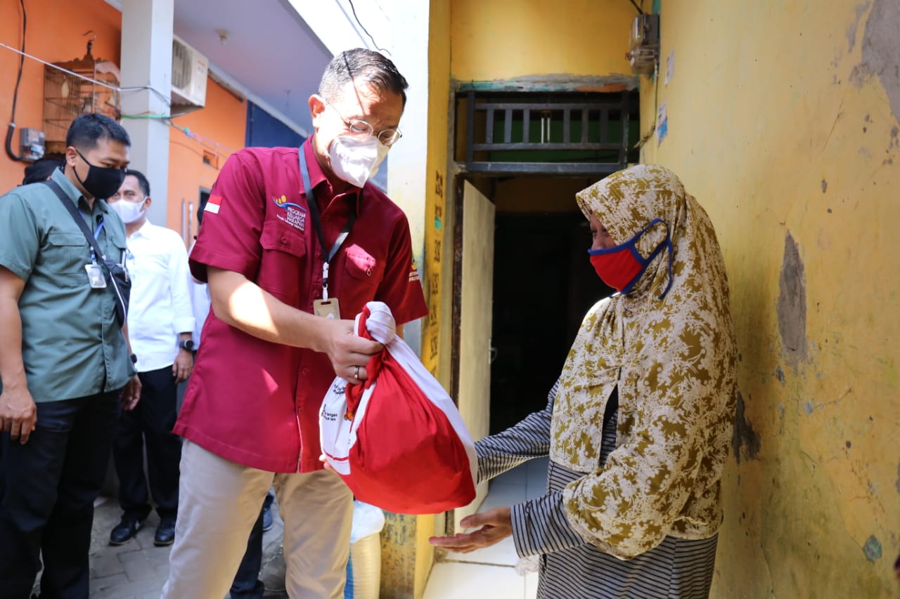 Mensos Distribusikan Bansos Sembako di Tangerang