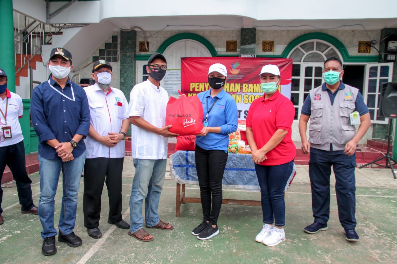 Penyaluran Bantuan Sosial Sembako kepada Warga Duren Sawit