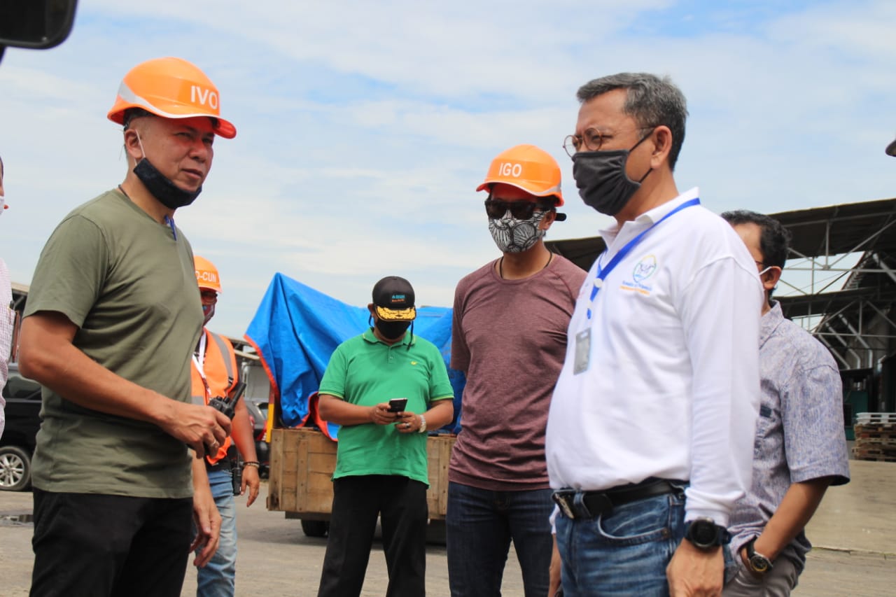 Ministry of Social Affairs Checks Rice Stock at BULOG Warehouse