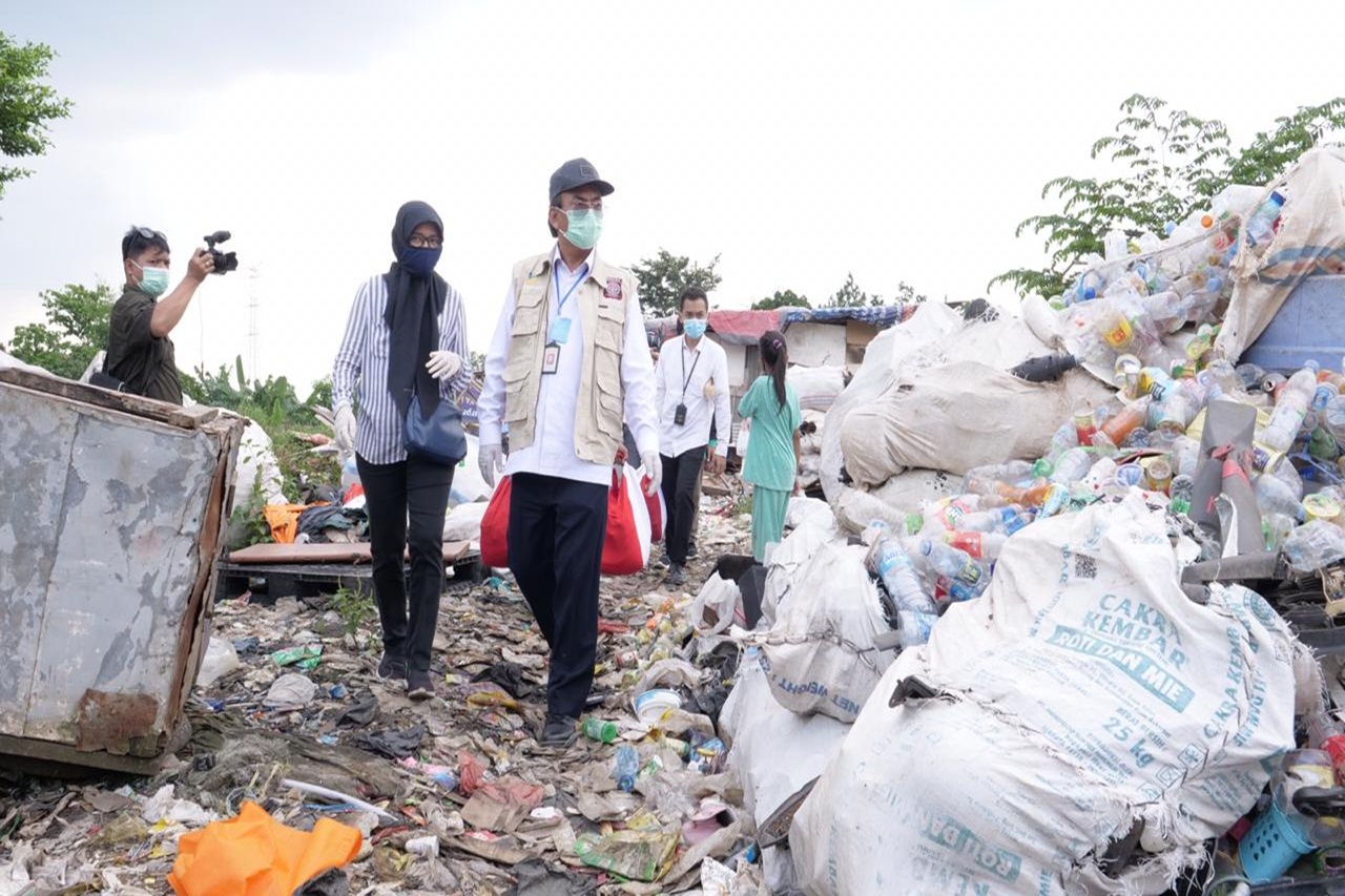 Sisir Warga Pemulung, Dirjen Rehsos Salurkan Bansos Sembako dan Alkes