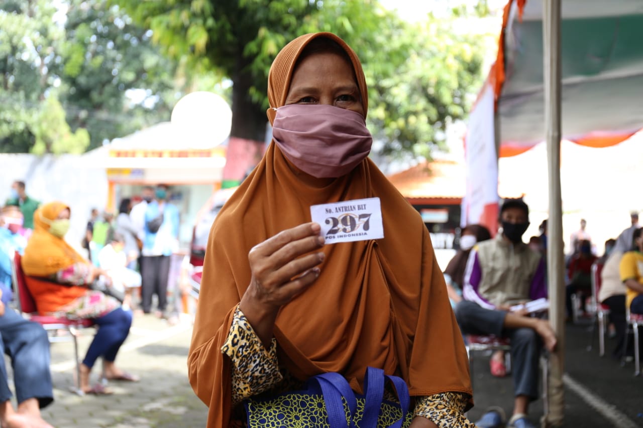 Buruh Cuci Terima Bansos Tunai dari Kemensos