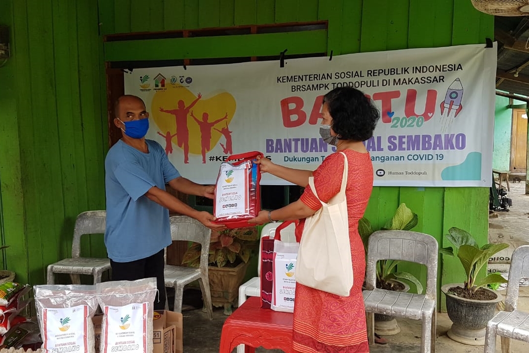 Balai Anak "Toddopuli" Salurkan 50 Paket Bansos Anak