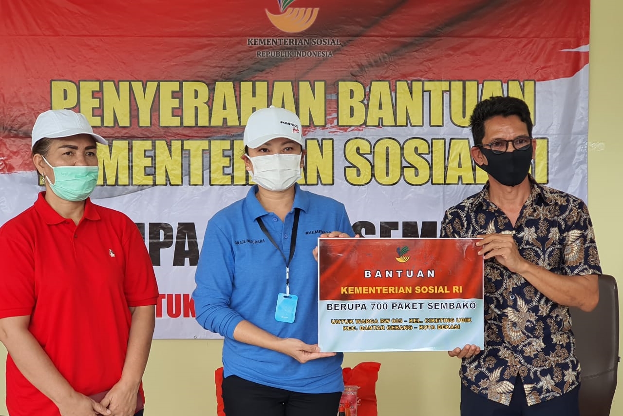 Bantar Gebang Scavenger Community Receives Grocery from the Ministry of Social Affairs