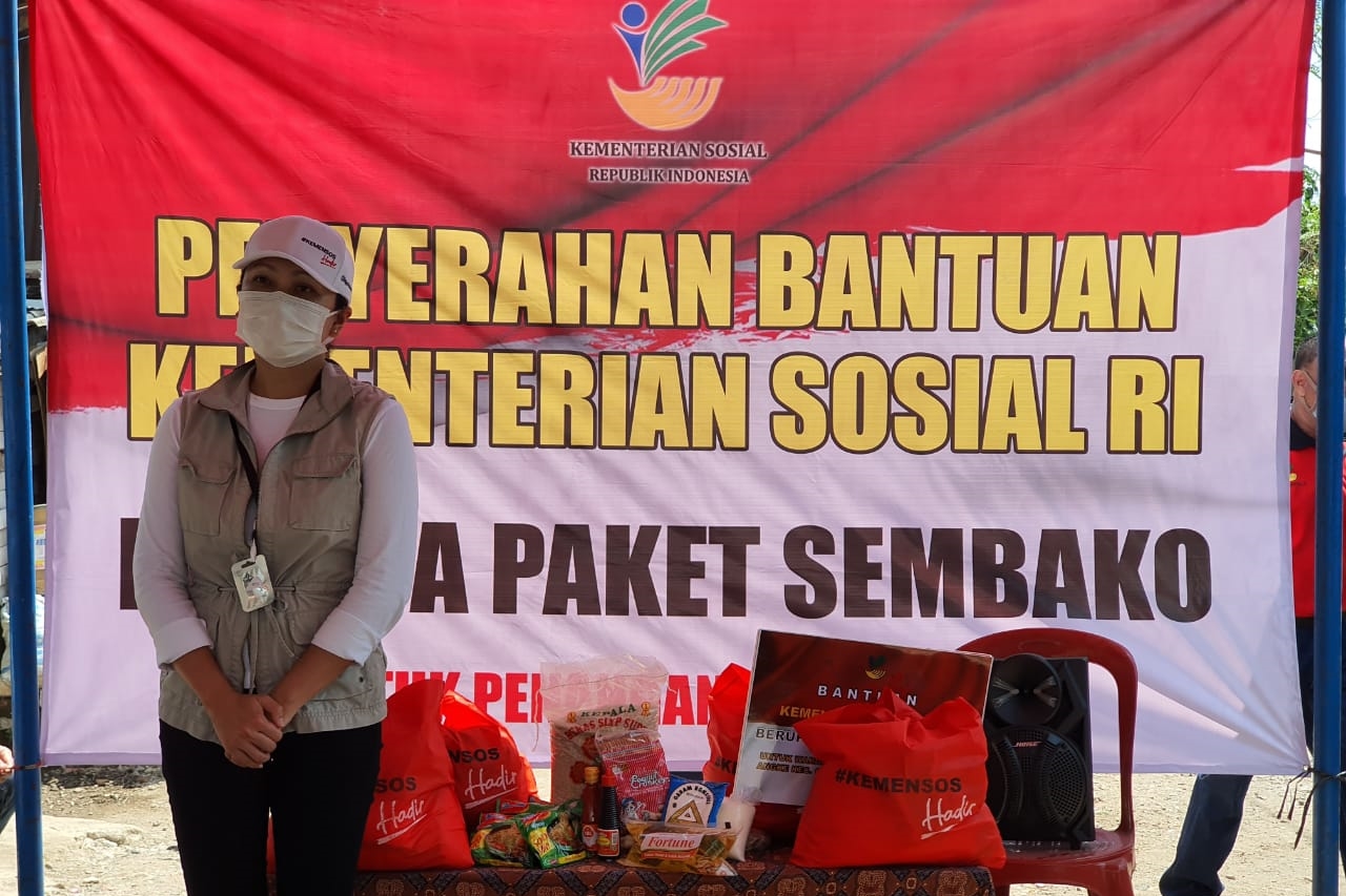 Bantuan Sembako dari Kemensos Mengalir untuk Warga Kedaung Kali Angke