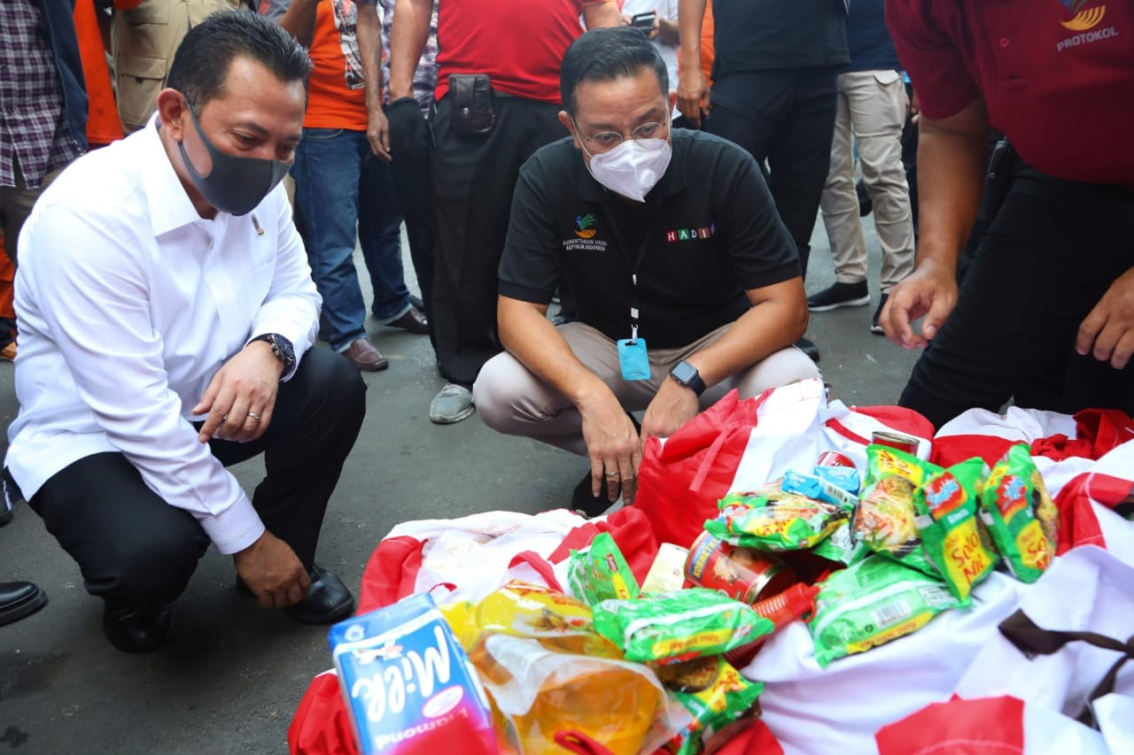 Along with Kabareskrim, Social Minister Monitors Basic Food Assistance Distribution in Bekasi and West Jakarta