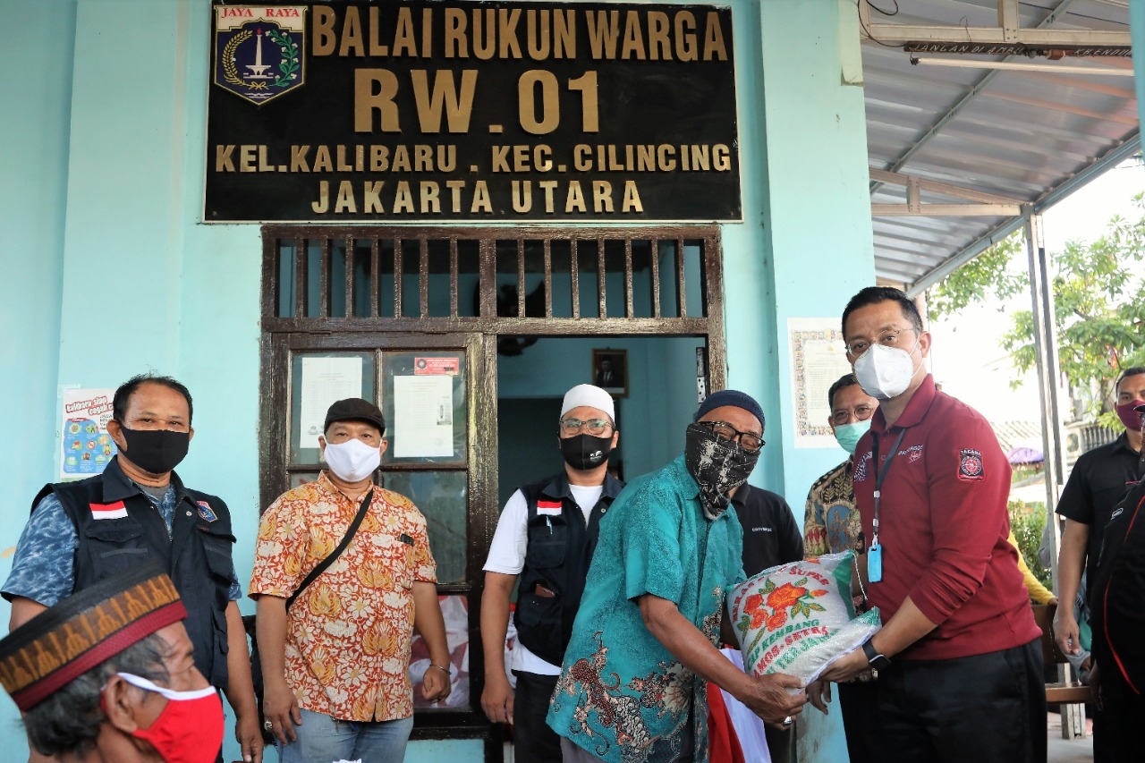 Social Minister Distributes Social Aid in Cempaka Putih and Cilincing