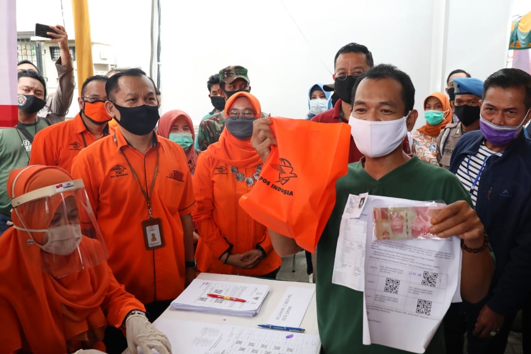 Mensos Tinjau Penyaluran Bantuan Sosial Tunai di Kota Serang