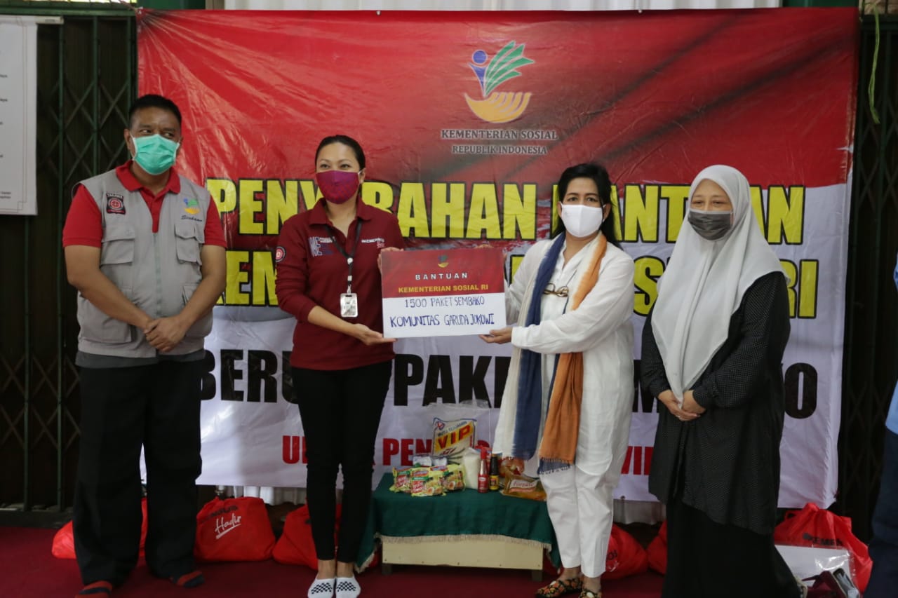 Penasihat Dharma Wanita Kemensos Salurkan Bantuan Anak Yatim