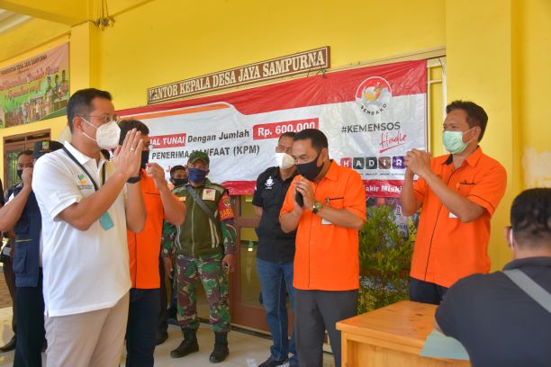 H-1 Lebaran, Mensos Pantau Penyaluran BST di Kabupaten Bekasi