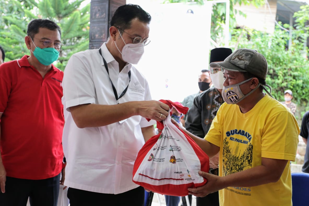 Mensos Tinjau Penyaluran Bansos Sembako di Depok