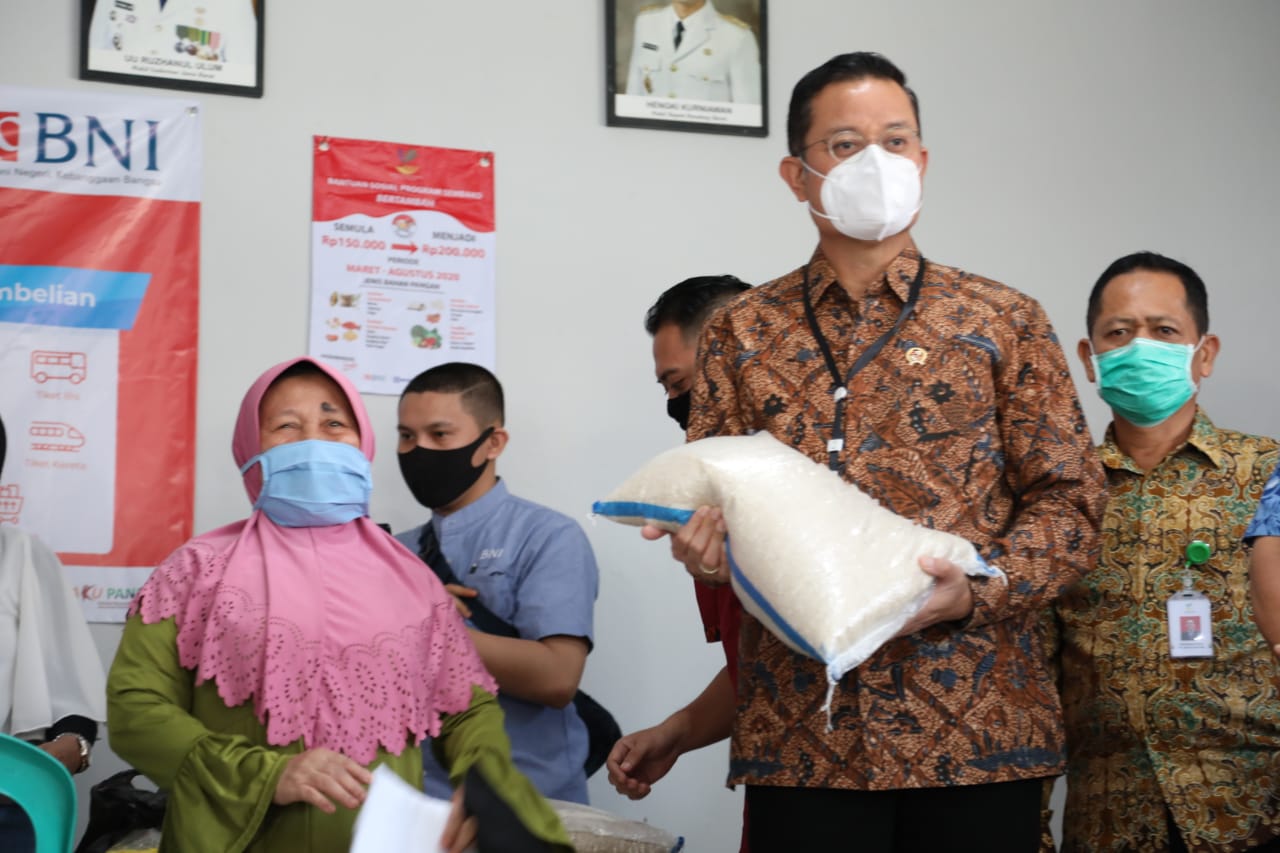 Menteri Sosial Meninjau Penyaluran BST dan Bansos Sembako di Kabupaten Bandung