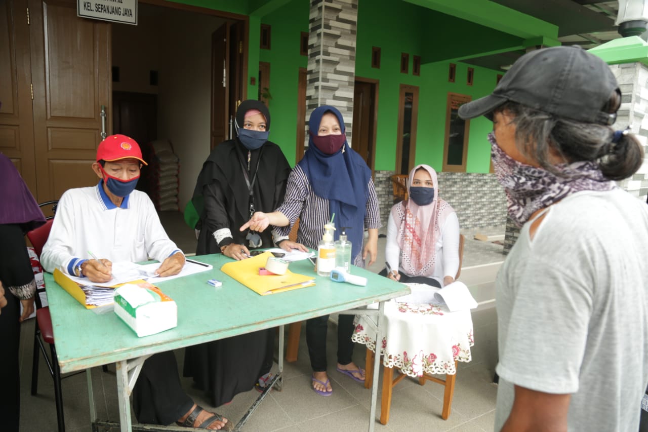 Sembari Serahkan Sembako, Dirjen Linjamsos Pastikan Kualitasnya Baik