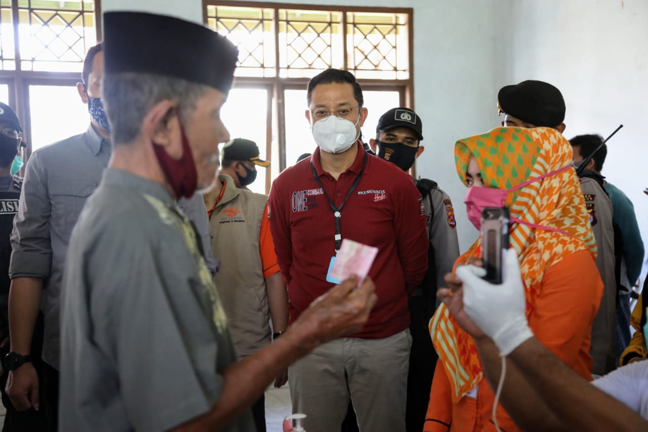 Mensos Pantau Penyaluran BST di Serang