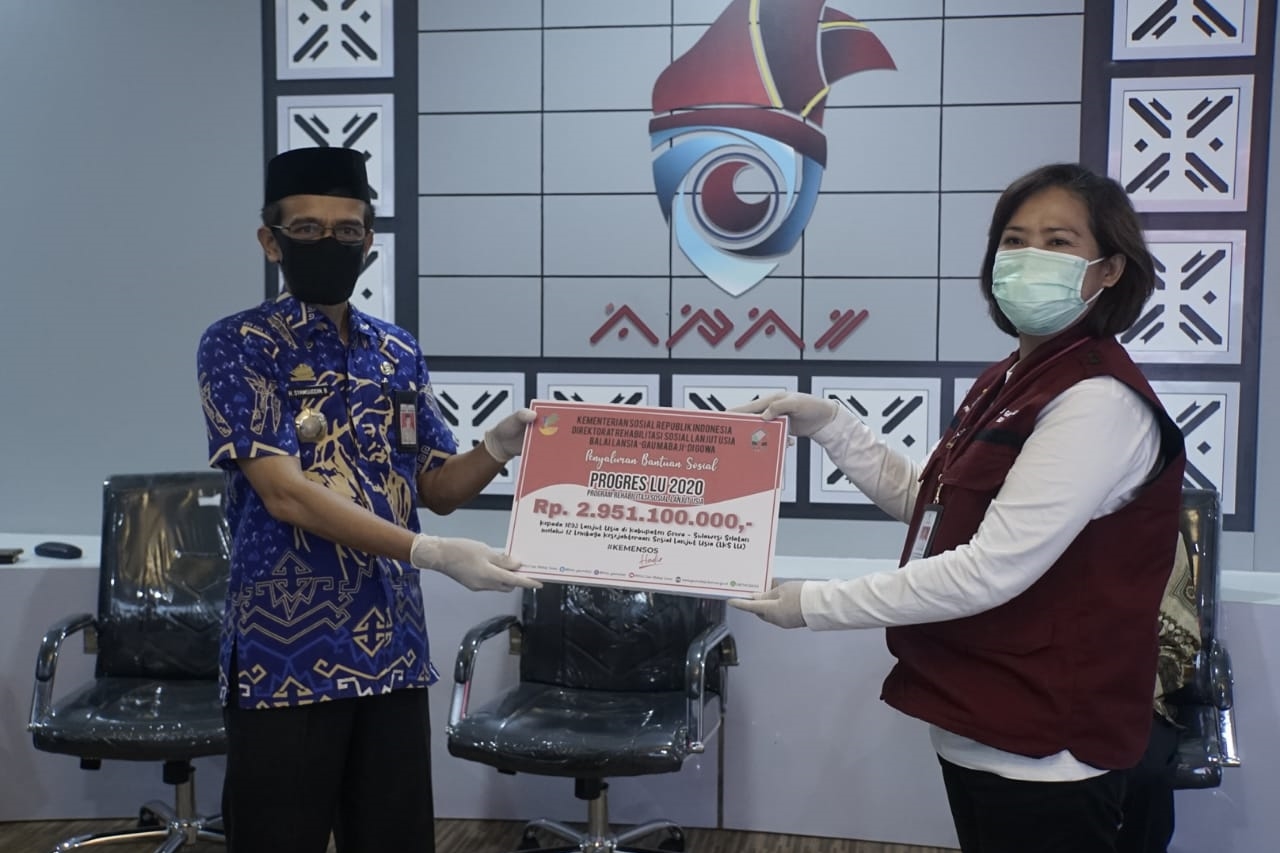 Bukti Kemensos Hadir, 8.900 Lansia di 10 Provinsi Dapat Bansos