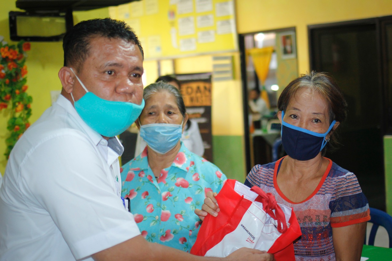 Pemandangan Bahagia Penyerahan Bansos Sembako di Medan