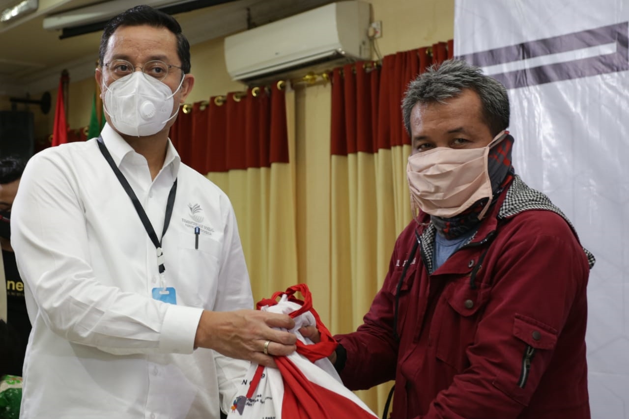 Social Minister Gives President Basic Food Assistance to PP Muhammadiyah