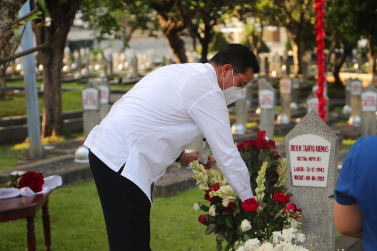 Social Minister Do a Grave Pilgrimage of the Former MPR RI Chairman