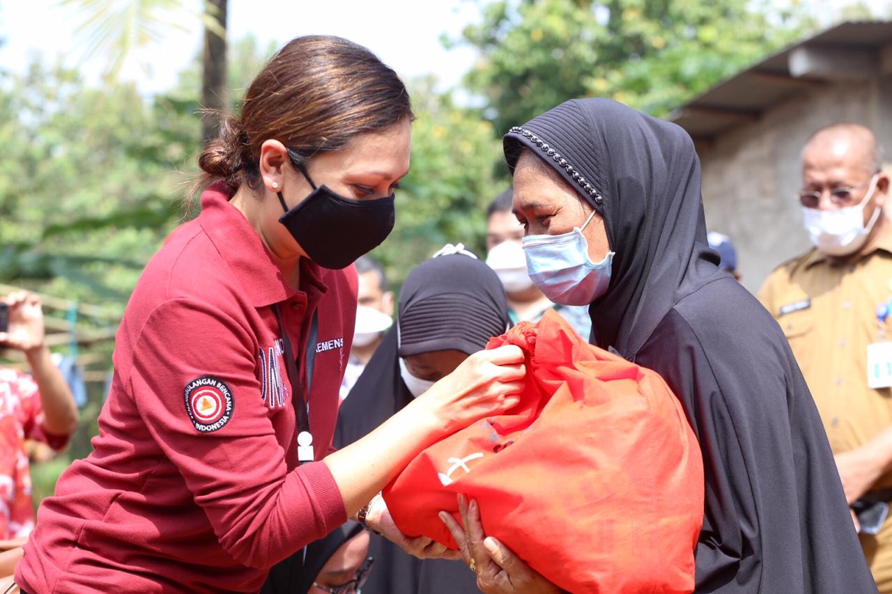 Indonesian Ministry of Social Affairs DWP Advisor Distributes President Basic Food Assistance in Banten