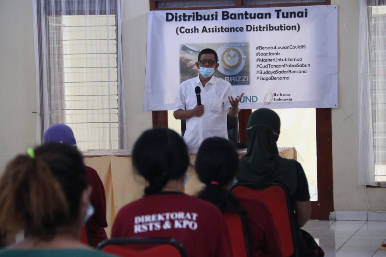 Kemensos dan Tearfund UK Serahkan Bantuan Tunai