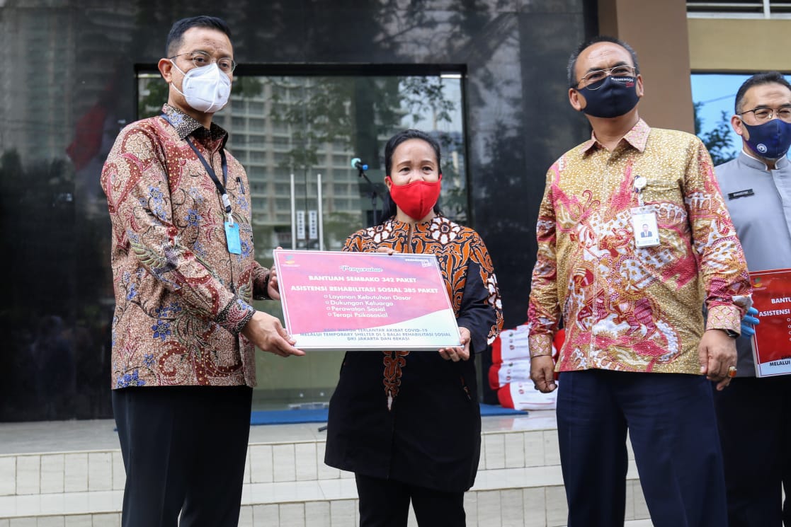 Hadir di GOR Karet, Mensos Sapa Warga Terlantar Akibat Pandemi COVID-19