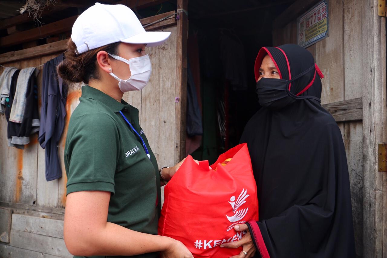 Indonesian Ministry of Social Affairs DWP Advisor Distributes Basic Food Packages in Tangerang Regency