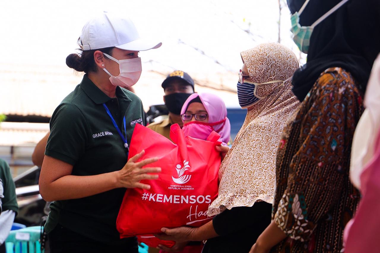 Sembako Kemensos Jangkau Masyarakat Kampung Nelayan Dadap