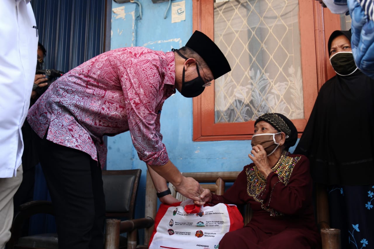 Social Minister and Betawi Youth Forum Distribute Presidential Basic Food Assistance