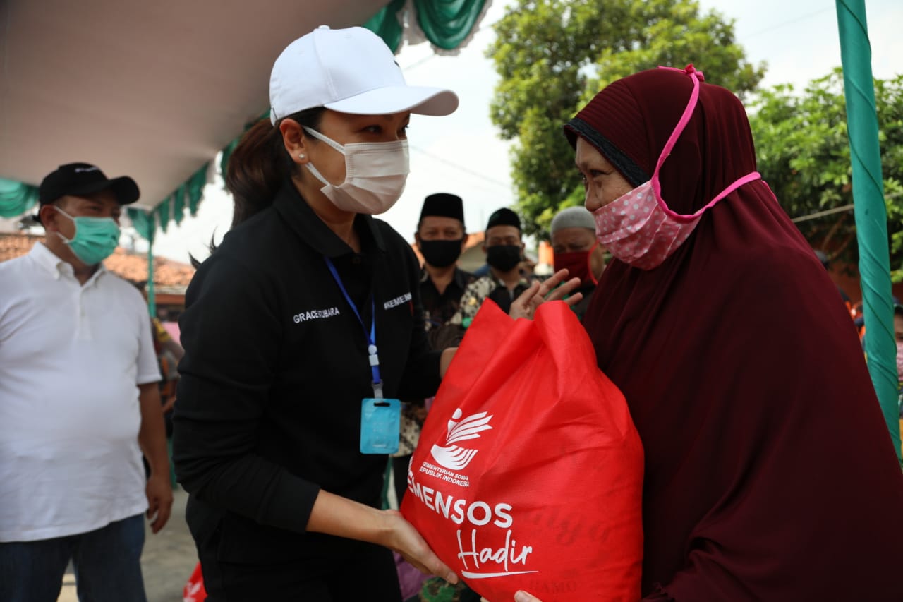 Grace Batubara Distributes 500 Food Packages in South Tangerang