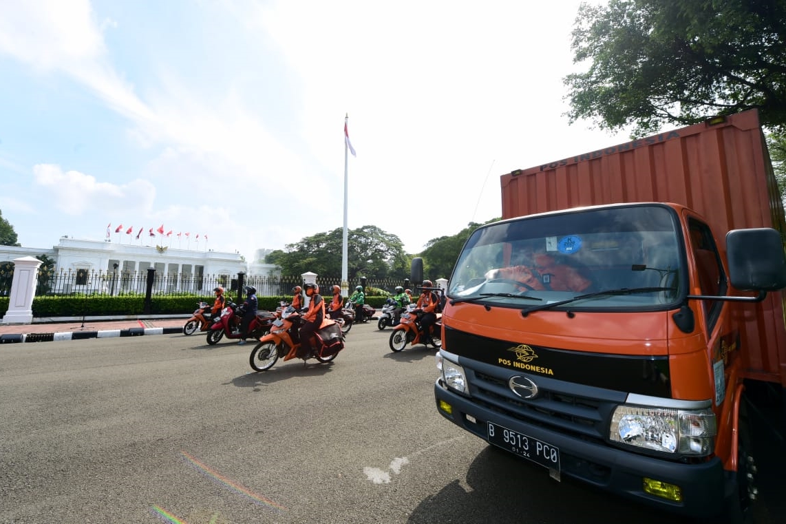 Pendistribusian Bantuan Sosial Sembako bagi Warga Terdampak COVID-19