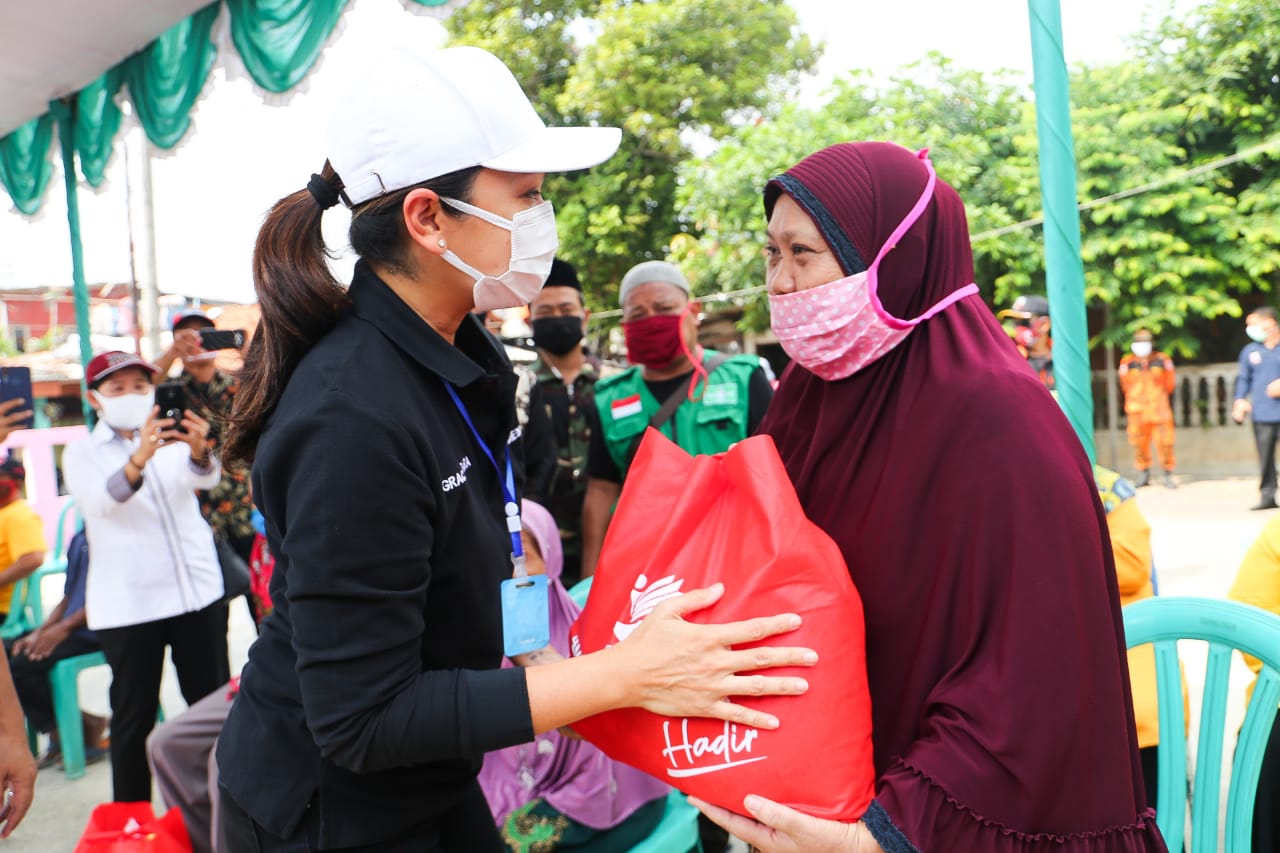 Sembako Kemensos Hadir Sentuh Warga Pondok Karya