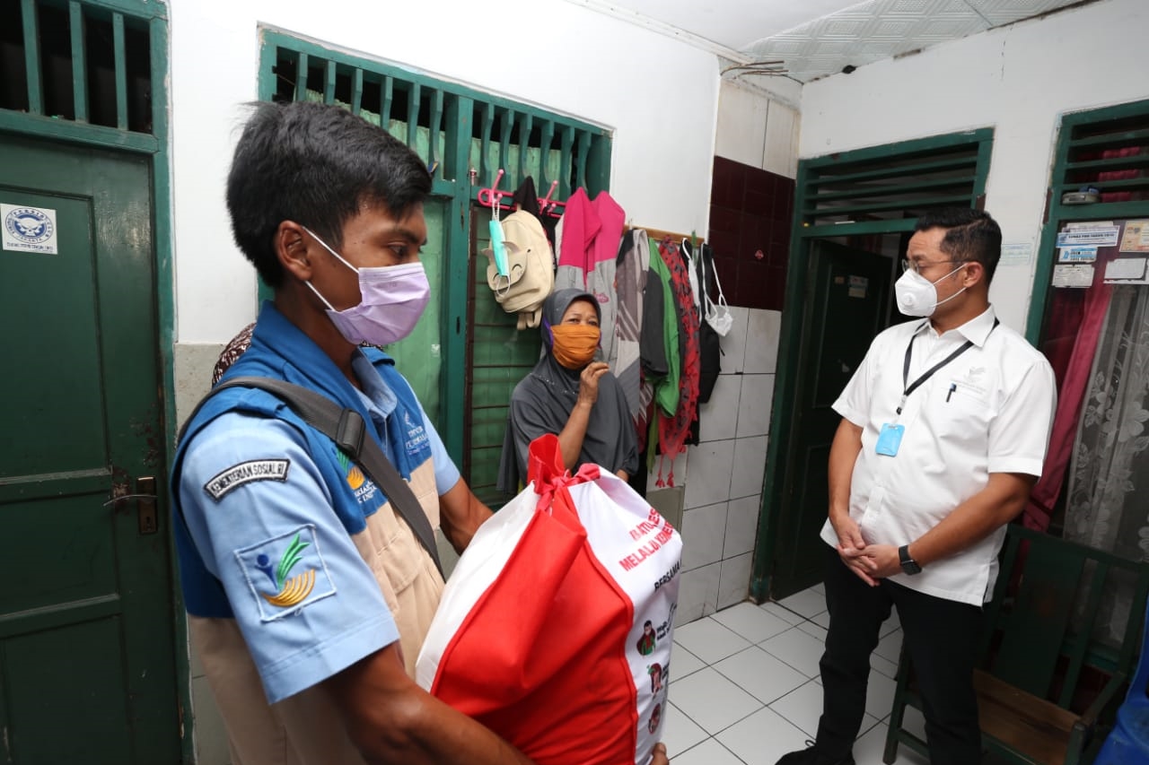 Social Minister Distribute Basic Food Assistance in Depok