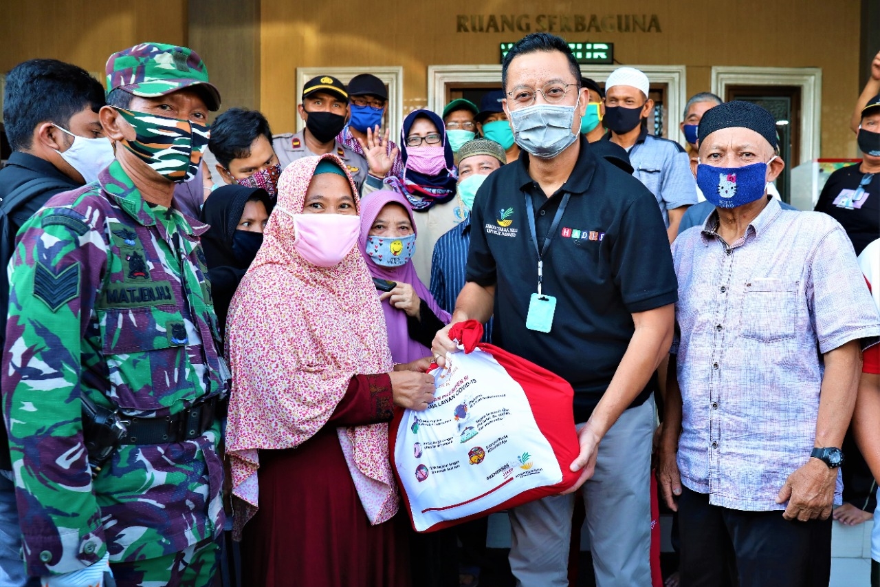 Mensos Serahkan Bansos Presiden di Daerah Cakung