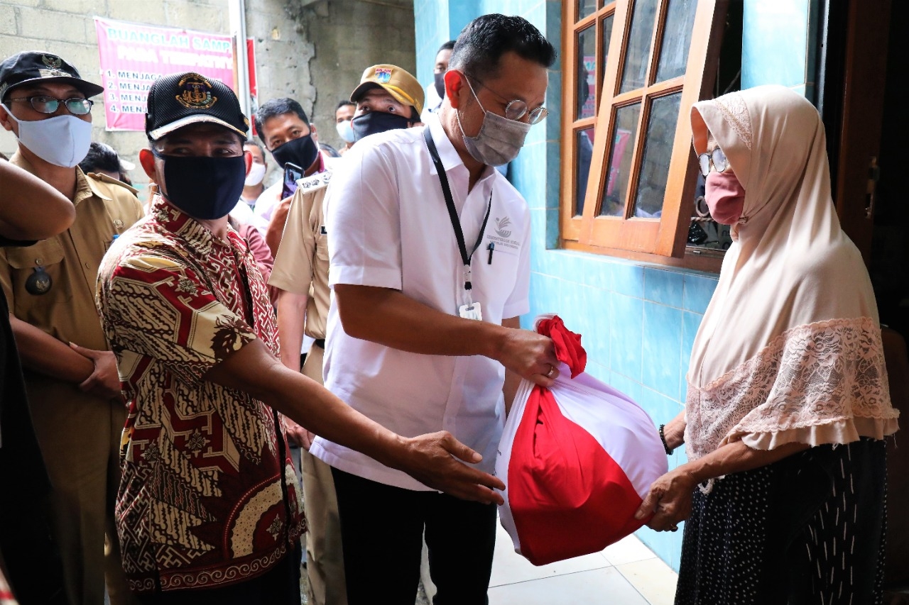 Menteri Sosial Distribusikan Bansos Presiden di Jakarta Timur