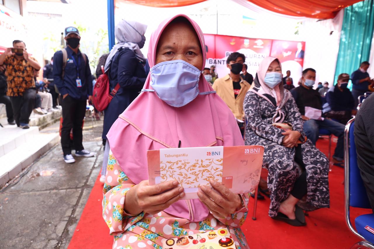 Social Minister Distributes BST in Garut Regency