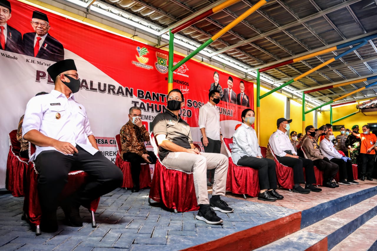 Penyaluran Bansos Tunai di Desa Cikande, Kecamatan Jayanti, Tangerang