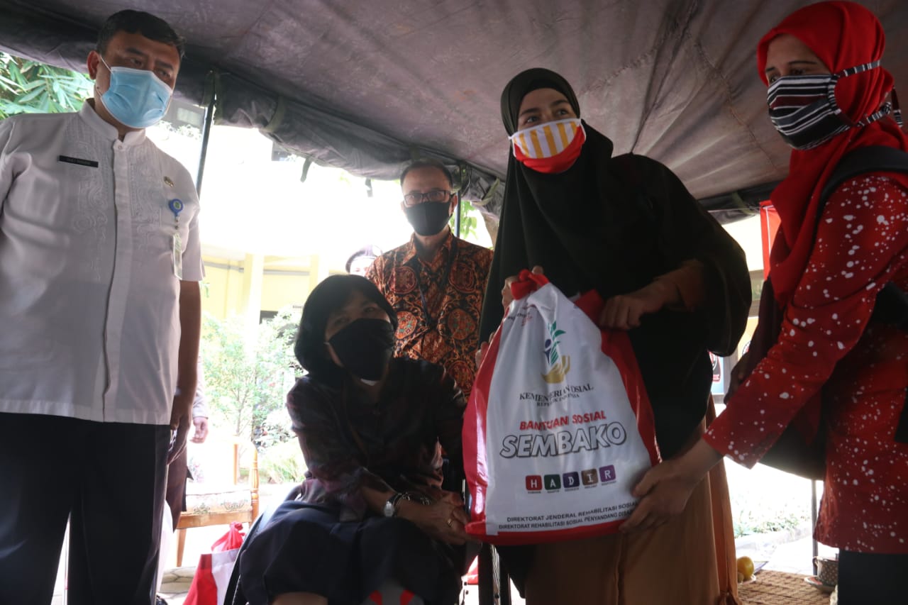 Kemensos Salurkan 554 Bansos Sembako untuk Penyandang Disabilitas di Tangerang