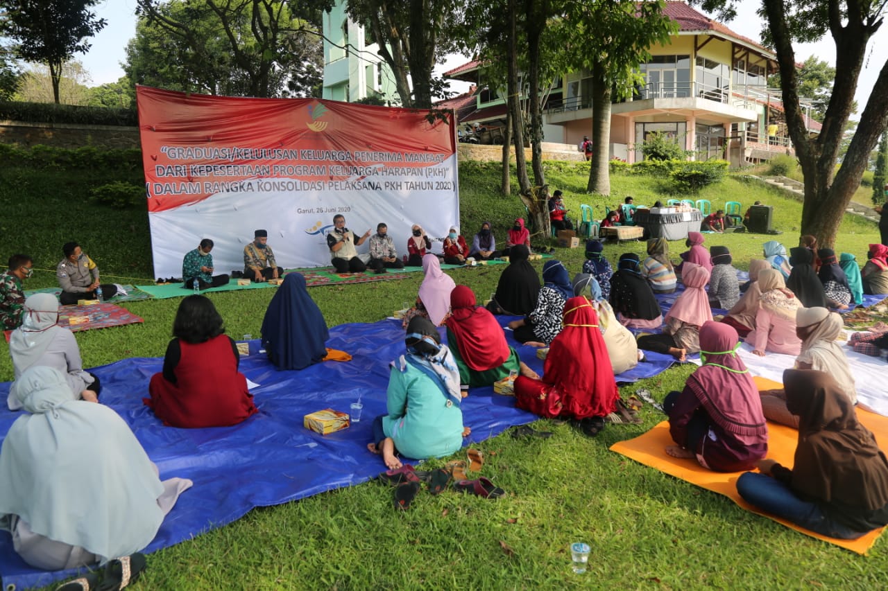 Ministry of Social Affairs Graduated 61 PKH Beneficiaries from 11 Villages Simultaneously in Garut