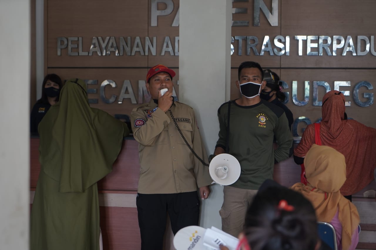 Ministry of Social Affairs Hands Over Life Insurance for Landslide Victims in Bogor