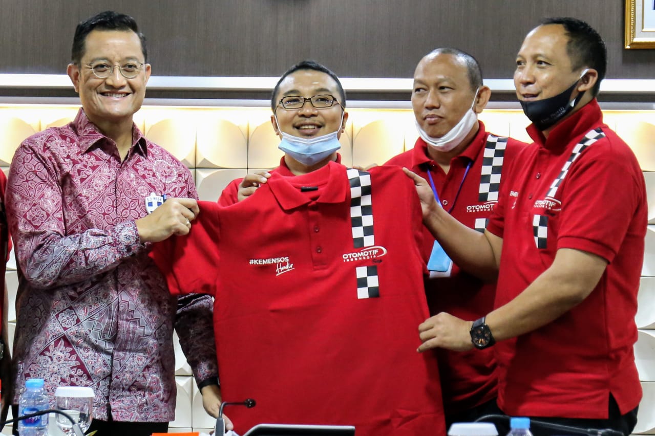 Kemensos Distribusikan Bansos Sembako untuk Pekerja Sektor Otomotif