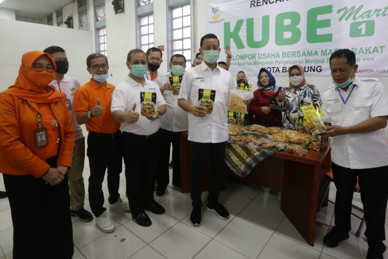 Social Minister Review Distribution of BST in Bandung City