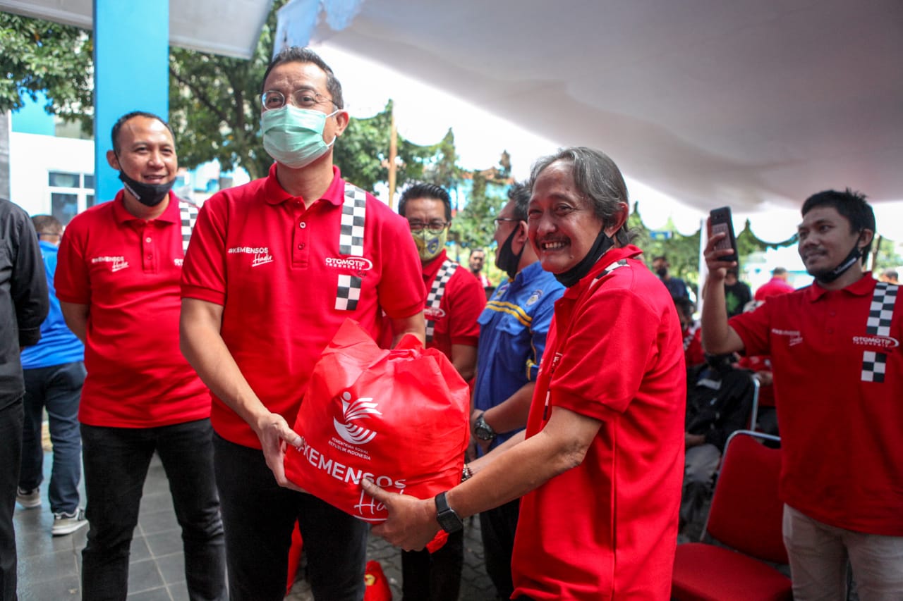 Kemensos Serahkan Bantuan Sembako kepada IMI Jawa Barat